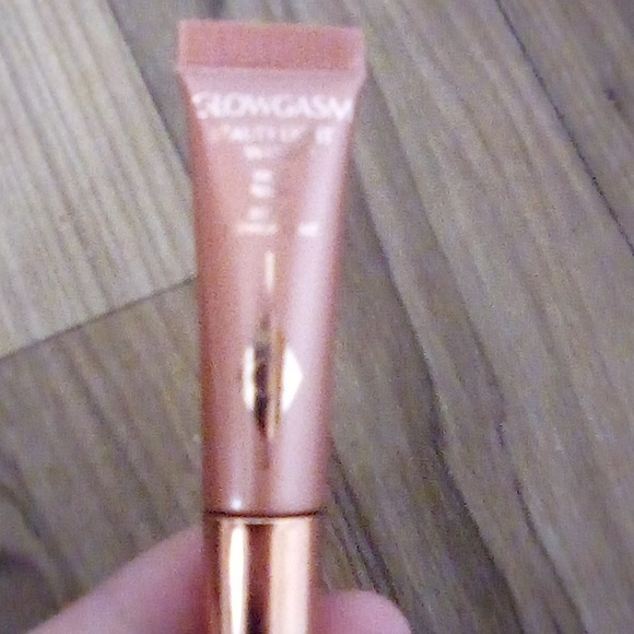 Charlotte Tilbury glowgasm beauty light wand is shade pinkgasm - Picture 3 of 4